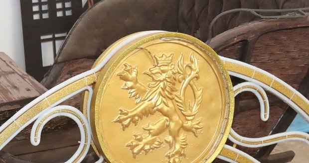 V duchu oslav století republiky zdobí dekoraci brány zlatý symbol lva.