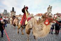 Tři králové prošli Prahou. Doprovodily je stovky lidí až do betlému