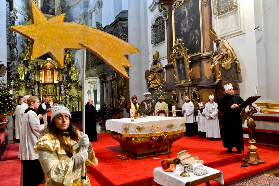 V neděli odpoledne prošli tři králové Prahou. Každoroční akce se zúčastnily stovky lidí i kardinál Dominik Duka.