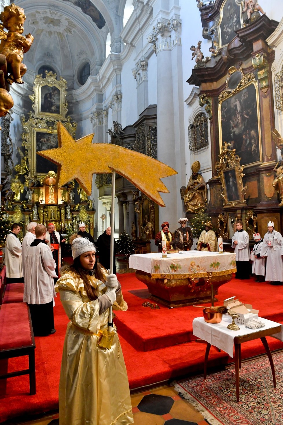 V neděli odpoledne prošli tři králové Prahou. Každoroční akce se zúčastnily stovky lidí i kardinál Dominik Duka.