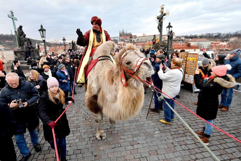 V neděli odpoledne prošli tři králové Prahou. Každoroční akce se zúčastnily stovky lidí i kardinál Dominik Duka.