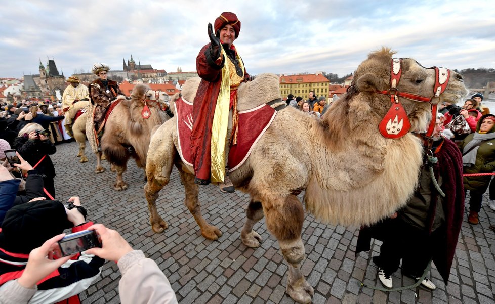 V neděli odpoledne prošli tři králové Prahou. Každoroční akce se zúčastnily stovky lidí i kardinál Dominik Duka.