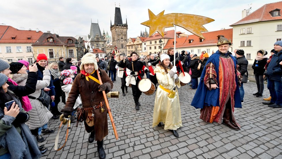 V neděli odpoledne prošli tři králové Prahou. Každoroční akce se zúčastnily stovky lidí i kardinál Dominik Duka.