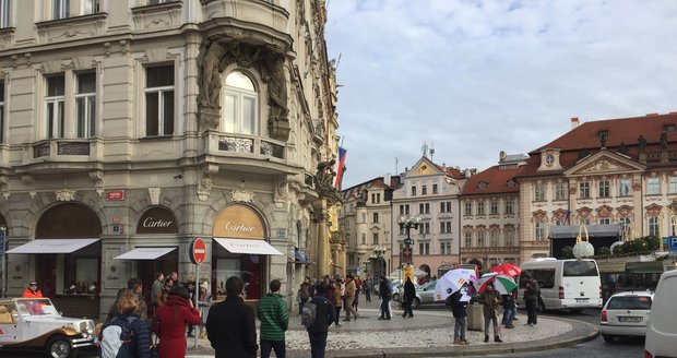 Po celém centru Prahy lákají průvodci na prohlídky města.