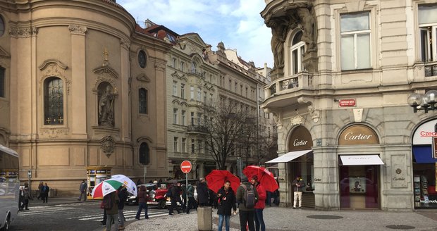 Po celém centru Prahy lákají průvodci na prohlídky města.