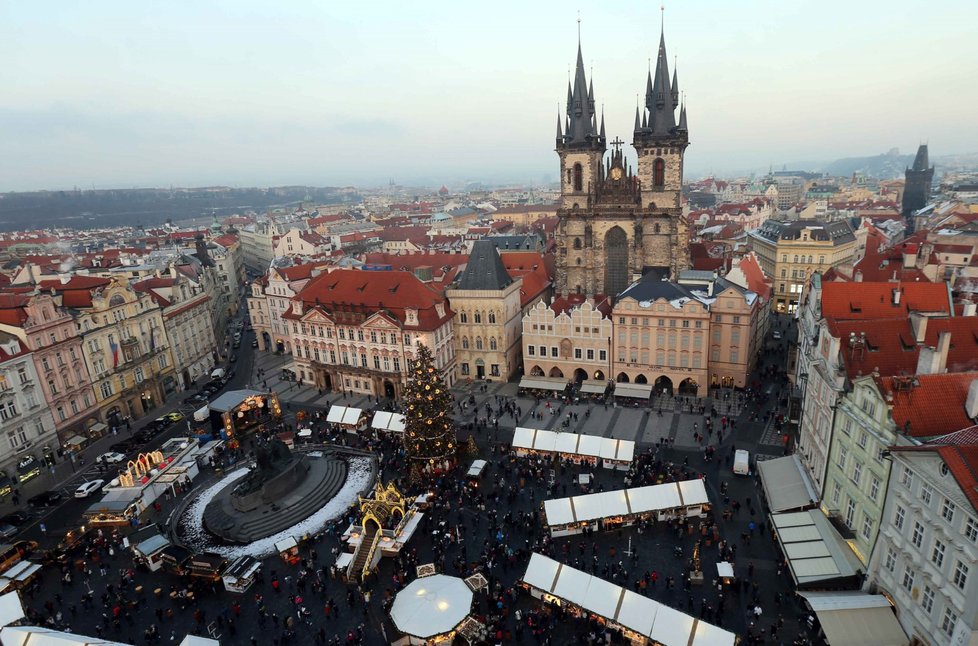 Praha každoročně čelí velkému náporu turistů z celého světa. (ilustrační foto)