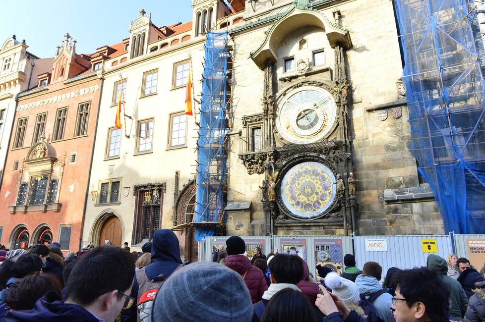 Na Staroměstském náměstí zuří boj o turisty.