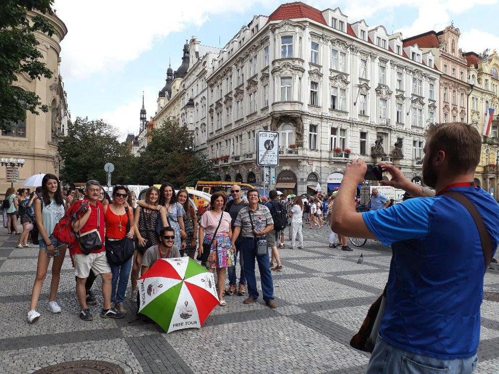 V centru Prahy zuří boj o turisty.