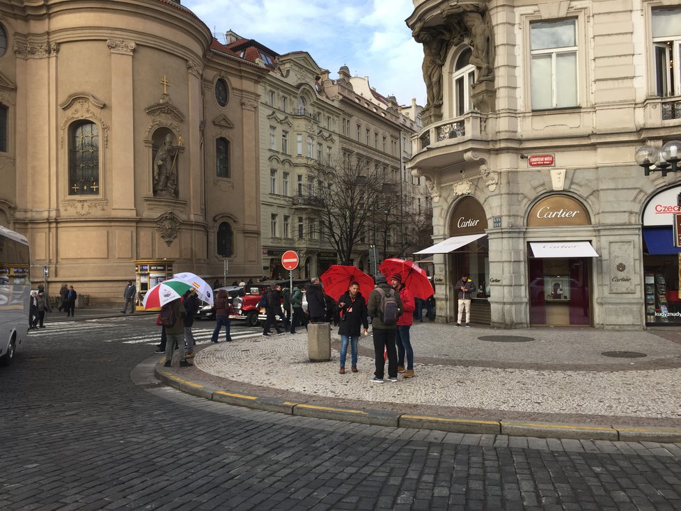 Praha každoročně čelí velkému náporu turistů z celého světa. (ilustrační foto)