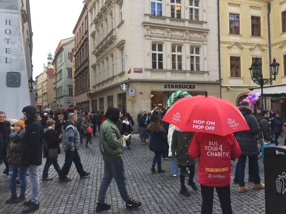 Praha každoročně čelí velkému náporu turistů z celého světa. (ilustrační foto)