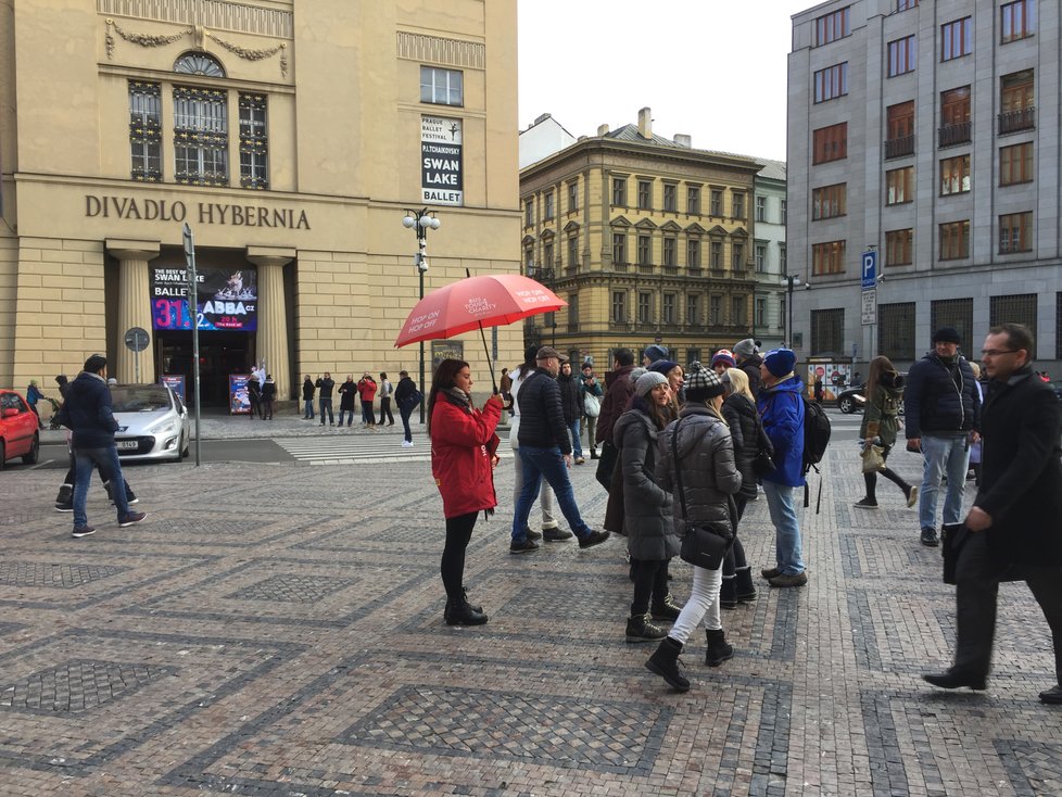 Praha každoročně čelí velkému náporu turistů z celého světa. (ilustrační foto)