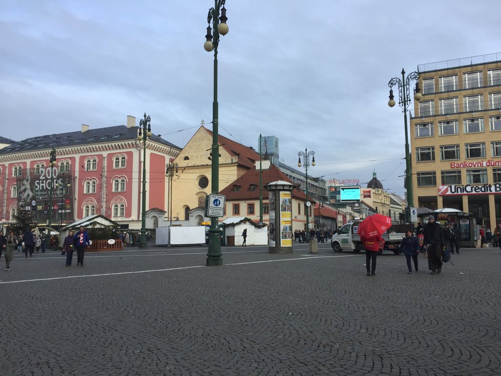 Po celém centru Prahy lákají průvodci na prohlídky města.