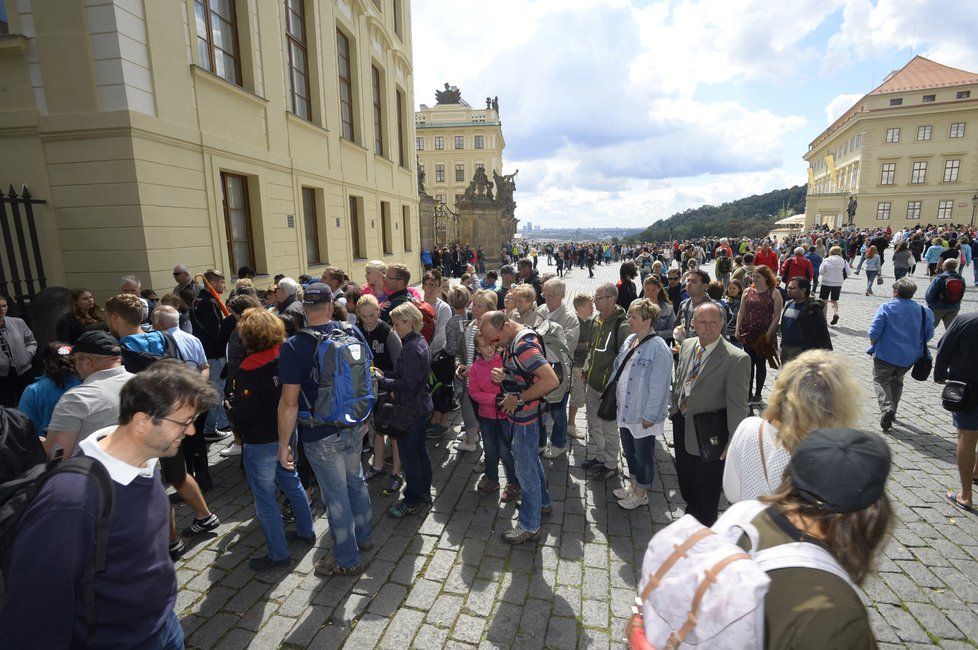 Praha každoročně čelí velkému náporu turistů z celého světa. (Ilustrační foto)