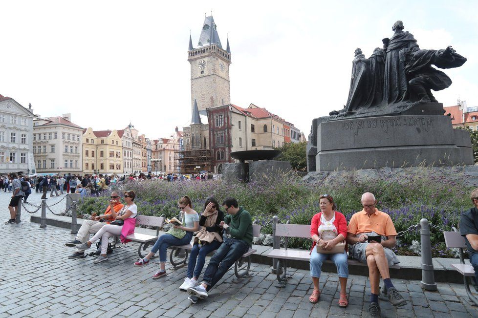 Praha každoročně čelí velkému náporu turistů z celého světa. (Ilustrační foto)