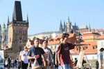 Praha každoročně čelí velkému náporu turistů z celého světa. (ilustrační foto)