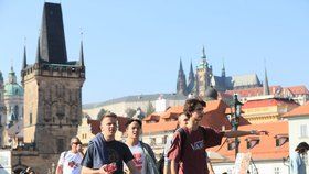 Průvodci by mohli místo turistů provázet Prahou středoškolské studenty. (ilustrační foto)