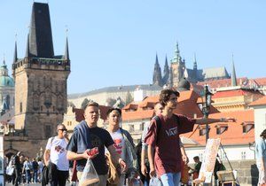 Praha každoročně čelí velkému náporu turistů z celého světa. (Ilustrační foto)