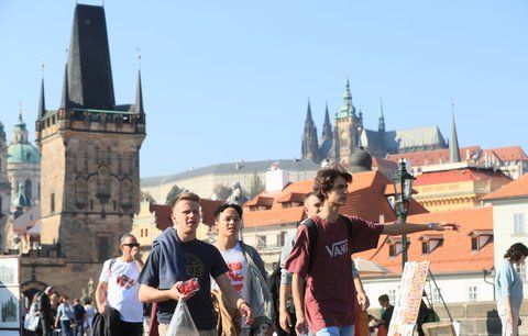 Prahu loni navštívilo 8 milionů turistů: Českých hostů přibylo