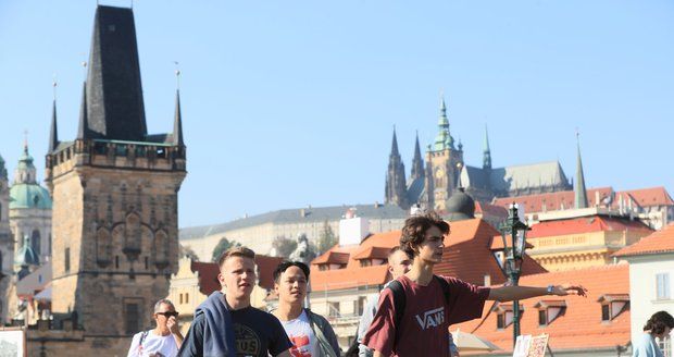 Praha každoročně čelí velkému náporu turistů z celého světa. (ilustrační foto)