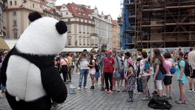 Praha každoročně čelí velkému náporu turistů z celého světa. (ilustrační foto)