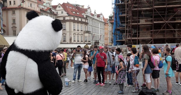 Praha každoročně čelí velkému náporu turistů z celého světa. (Ilustrační foto)