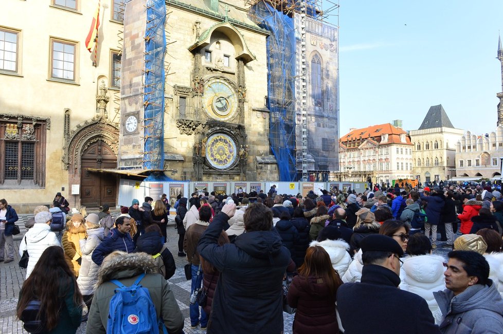 Praha každoročně čelí velkému náporu turistů z celého světa. (ilustrační foto)