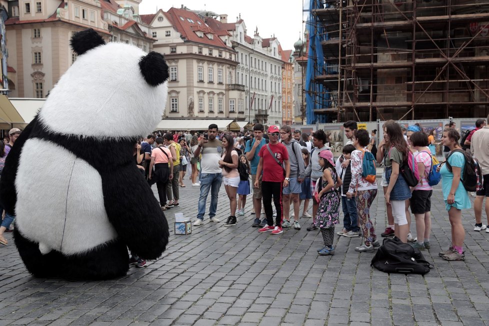 Praha každoročně čelí velkému náporu turistů z celého světa. (ilustrační foto)