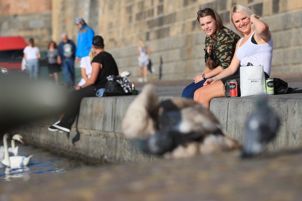 Praha každoročně čelí velkému náporu turistů z celého světa. (ilustrační foto)