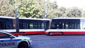 Na křižovatce Újezd se v sobotu ráno srazily dvě tramvaje. Zkomplikovalo to tramvajovou dopravu v centru města.