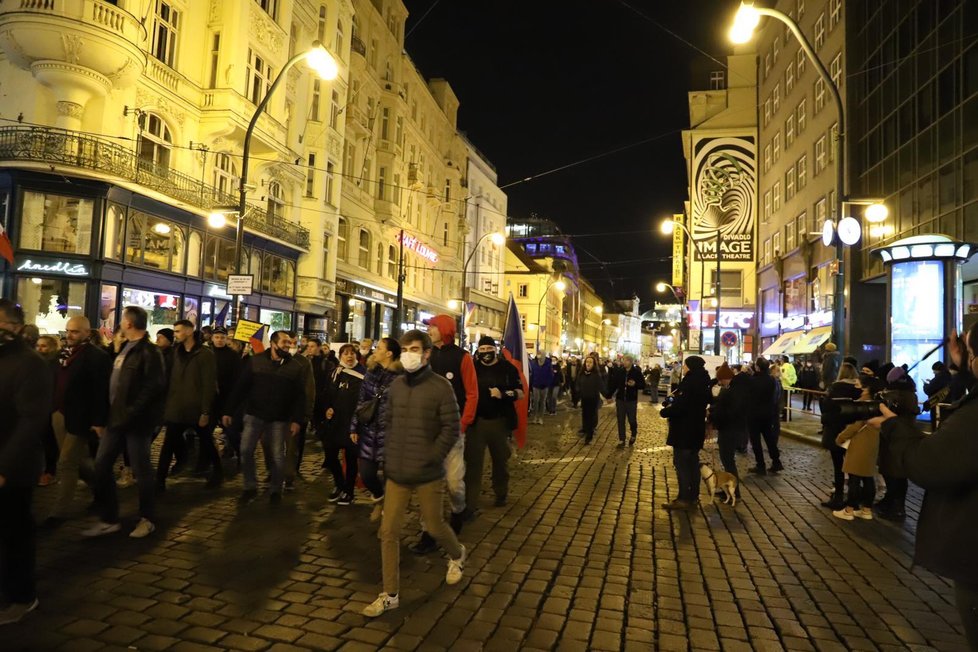 Prahou prošli lidé protestující proti vládě a jejím opatřením proti koronaviru. (17.11. 2020)