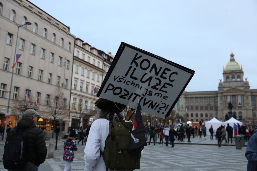 Prahou prošli lidé protestující proti vládě a jejím opatřením proti koronaviru. (17.11. 2020)
