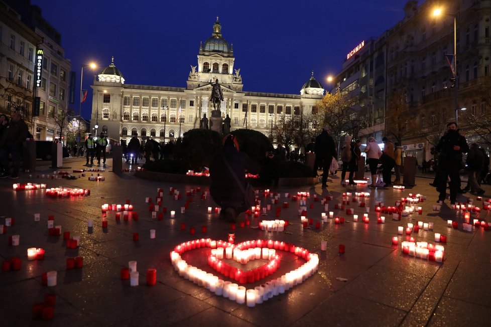 Prahou prošli lidé protestující proti vládě a jejím opatřením proti koronaviru. (17.11. 2020)