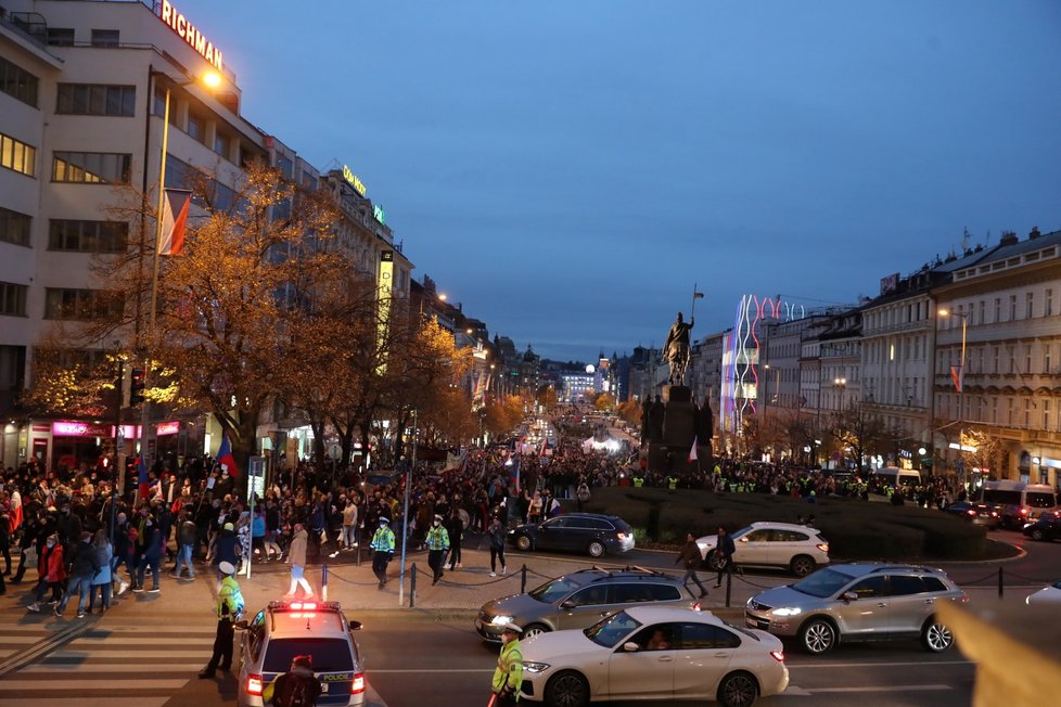 Prahou prošli lidé protestující proti vládě a jejím opatřením proti koronaviru. (17.11. 2020)