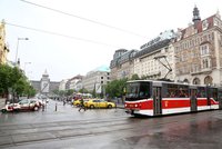 Přes Václavské náměstí od pondělí nepojedou tramvaje: Dopravní podnik musí opravit trať v havarijním stavu