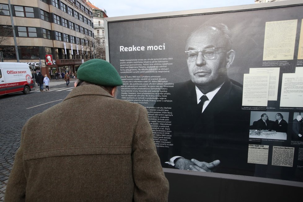 Na Václavském náměstí je připravená výstava o životě Jana Palacha.