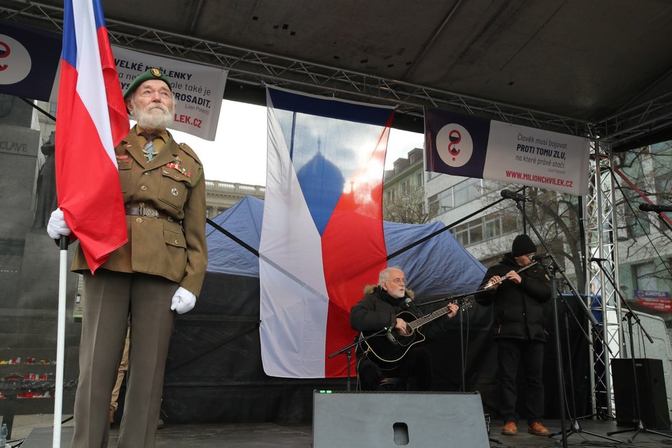 Na Václavském náměstí je připravená výstava o životě Jana Palacha.