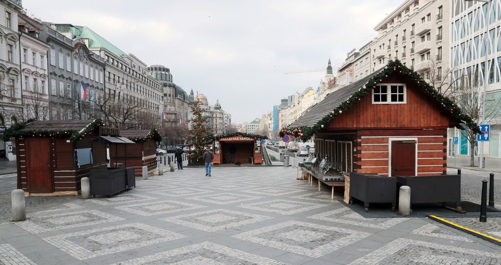Společnost Taiko zrušila letošní vánoční trhy na Václavském náměstí. Některé stánky byly ještě ve středu 2. prosince otevřené.