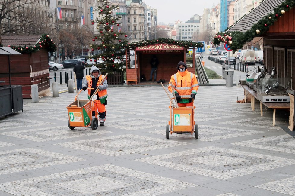 Společnost Taiko zrušila letošní vánoční trhy na Václavském náměstí. Některé stánky byly ještě ve středu 2. prosince otevřené.