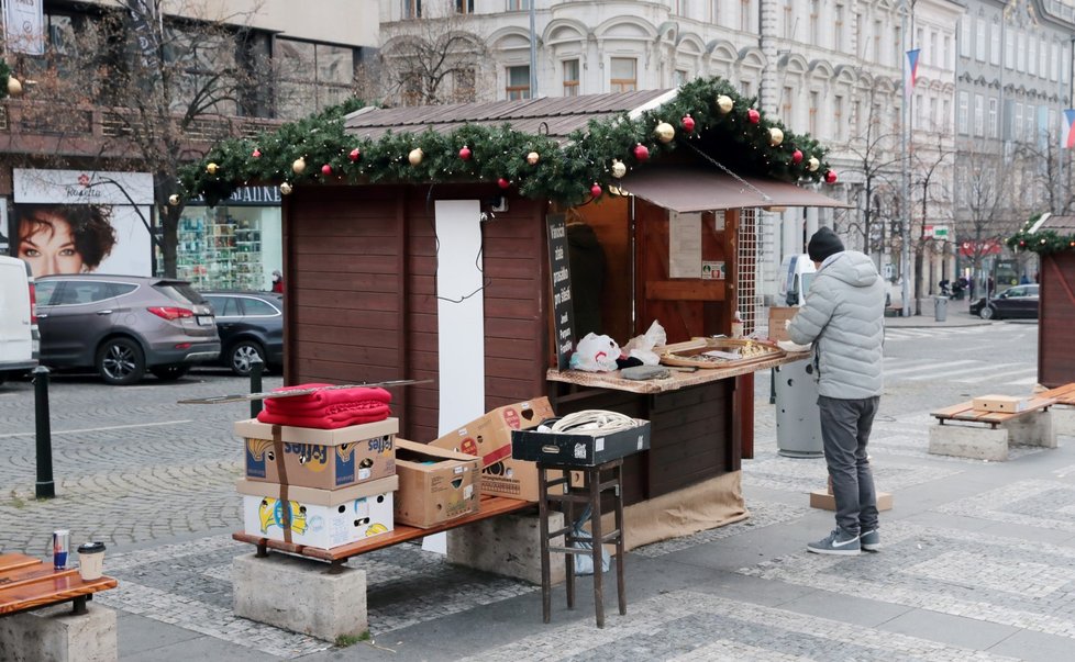 Společnost Taiko zrušila letošní vánoční trhy na Václavském náměstí. Některé stánky byly ještě ve středu 2. prosince otevřené.