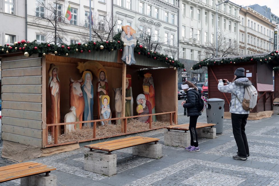 Společnost Taiko zrušila letošní vánoční trhy na Václavském náměstí. Některé stánky byly ještě ve středu 2. prosince otevřené.