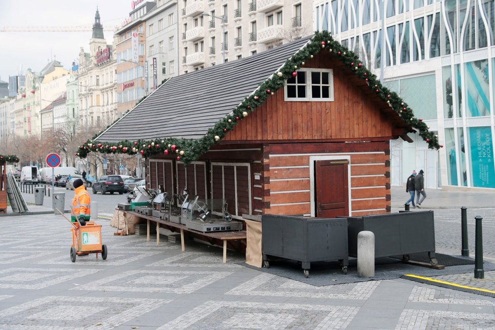 Společnost Taiko zrušila letošní vánoční trhy na Václavském náměstí. Některé stánky byly ještě ve středu 2. prosince otevřené.