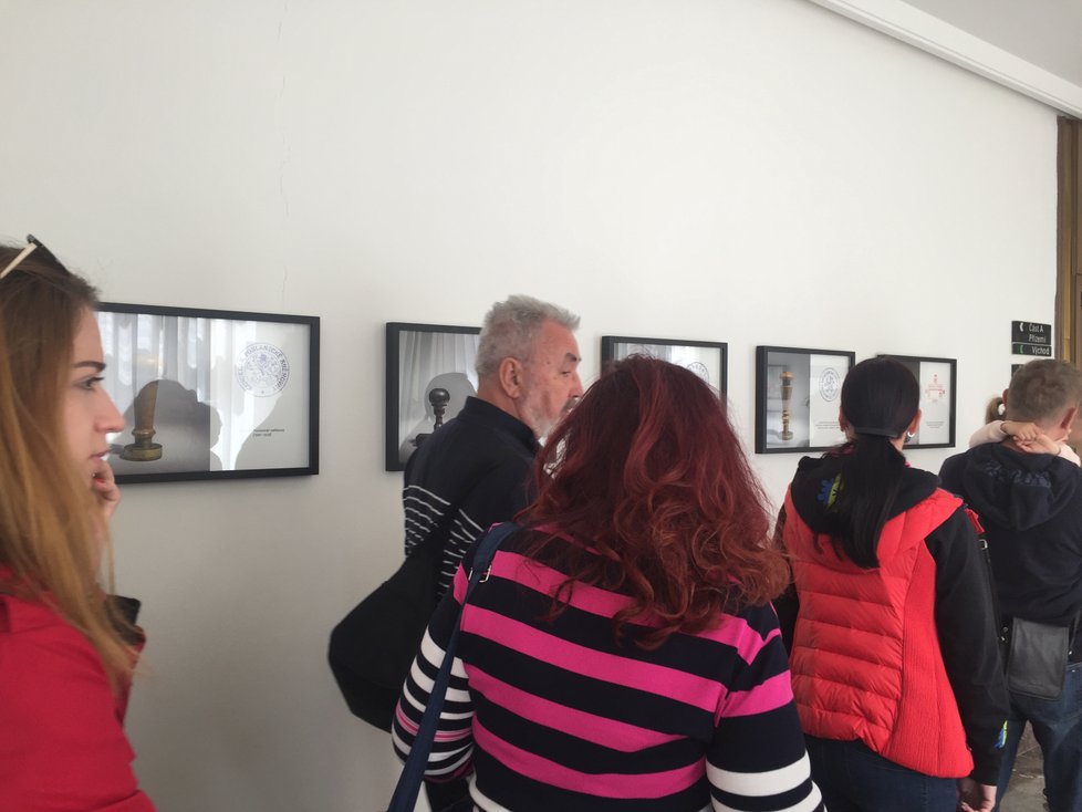 V poslanecké sněmovně byly vystavené fotografie vládních razítek z různých dob.