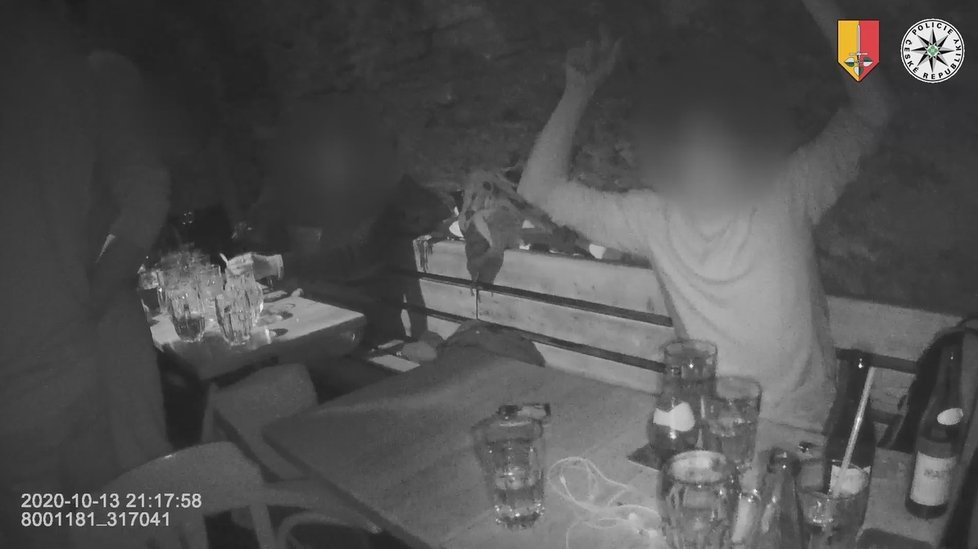 Pražští policisté rozdali pokuty v restauraci ve Vodičkově ulici. Lidé zde byli  po osmé hodině večer, kdy mají podle vládního nařízení tyto podniky být pro hosty uzavřené.