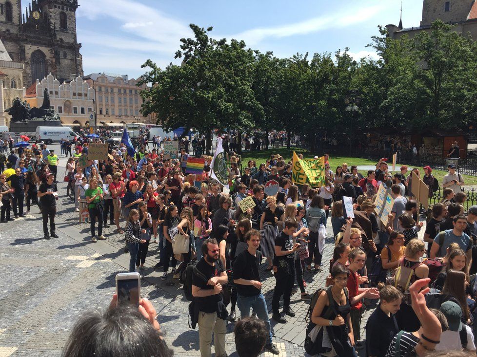 I na Malostranském náměstí vyrazily v květnu 2019 stovky středoškoláků na pochod na Staroměstské náměstí a zpátky. Pro mnohé z nich to byla vůbec první demonstrace.