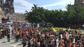 Z Malostranského náměstí vyrazily stovky středoškoláků na pochod na Staroměstské náměstí a zpátky. Pro mnohé z nich to byla vůbec první demonstrace.
