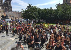 Z Malostranského náměstí vyrazily stovky středoškoláků na pochod na Staroměstské náměstí a zpátky. Pro mnohé z nich to byla vůbec první demonstrace.