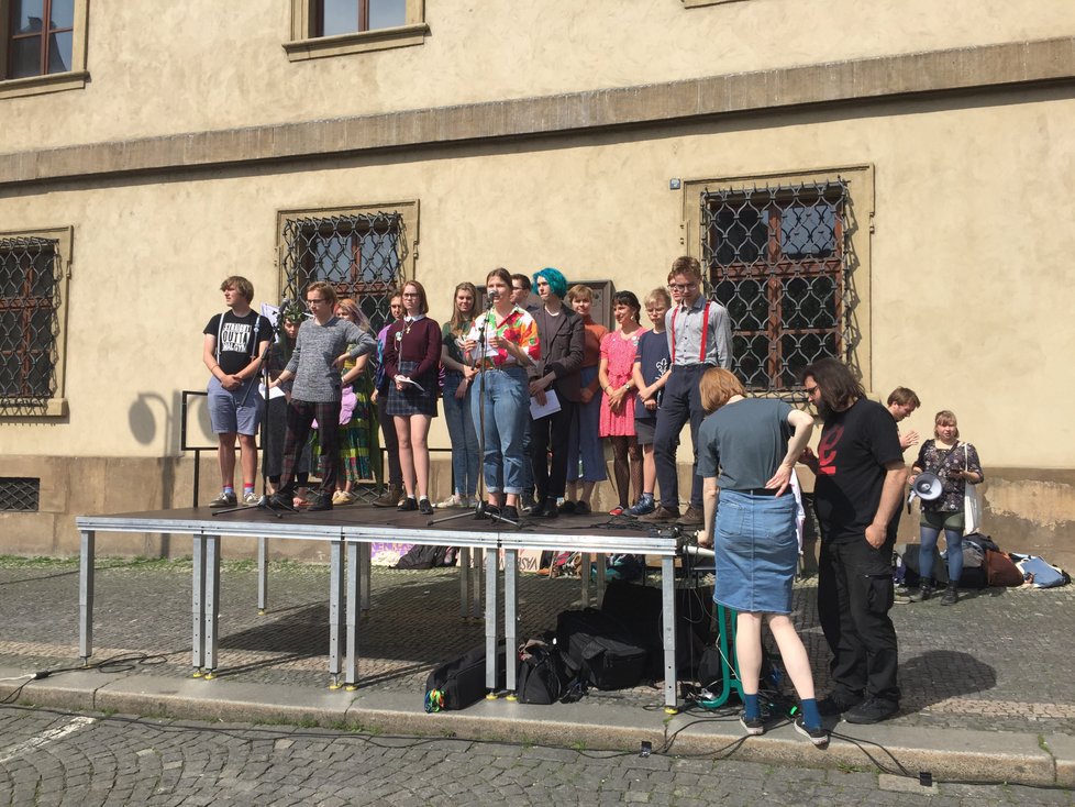 Z Malostranského náměstí vyrazily stovky středoškoláků na pochod na Staroměstské náměstí a zpátky. Pro mnohé z nich to byla vůbec první demonstrace.