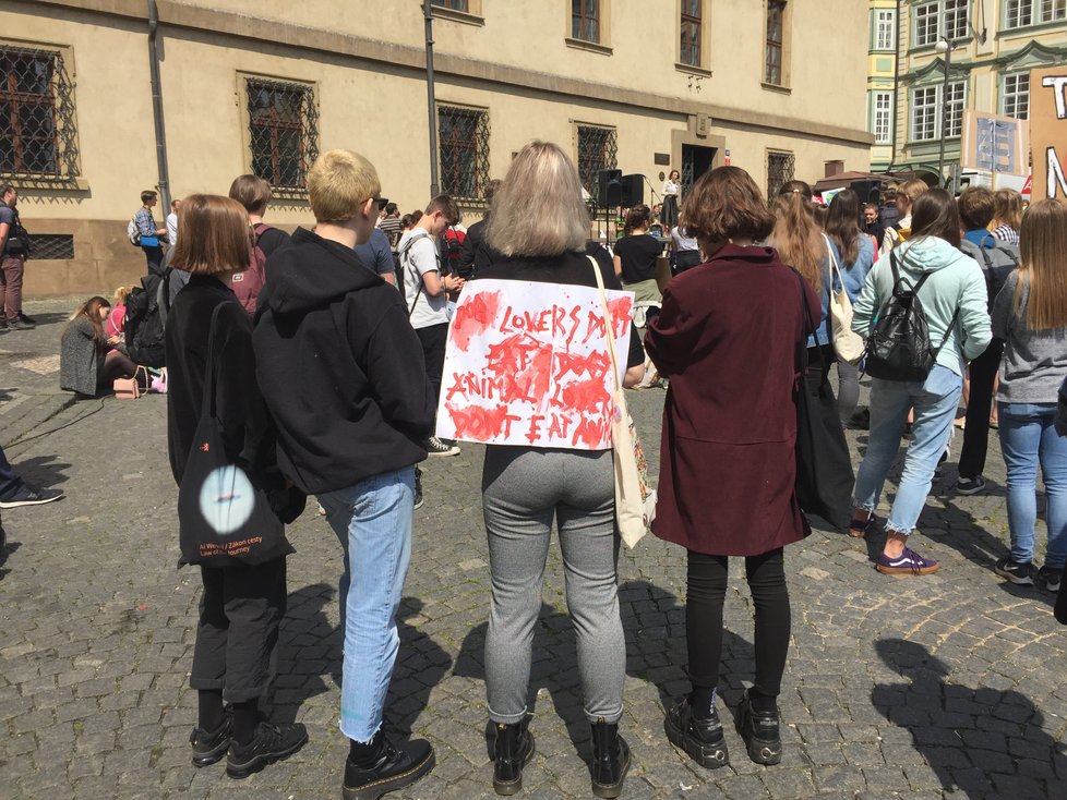 Z Malostranského náměstí vyrazily stovky středoškoláků na pochod na Staroměstské náměstí a zpátky. Pro mnohé z nich to byla vůbec první demonstrace.