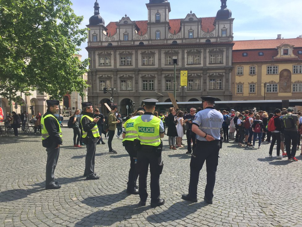 Z Malostranského náměstí vyrazily stovky středoškoláků na pochod na Staroměstské náměstí a zpátky. Pro mnohé z nich to byla vůbec první demonstrace.