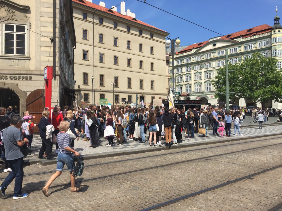 Z Malostranského náměstí vyrazily stovky středoškoláků na pochod na Staroměstské náměstí a zpátky. Pro mnohé z nich to byla vůbec první demonstrace.